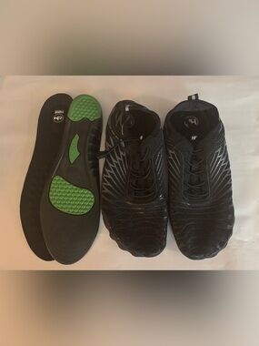 HIKE MENS SIZE 13 BAREFOOT TENNIS SHOE WITH INSIDE SOLE